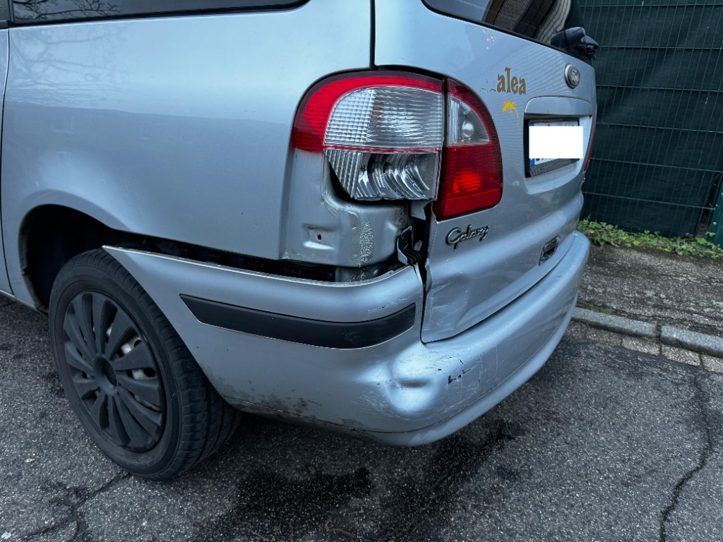 Heck-Links-Schaden an silbernem Ford Galaxy